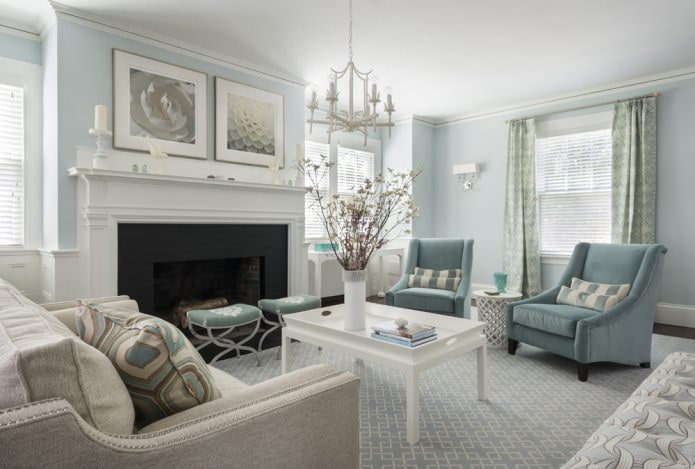 Colore blu all'interno del soggiorno in stile classico