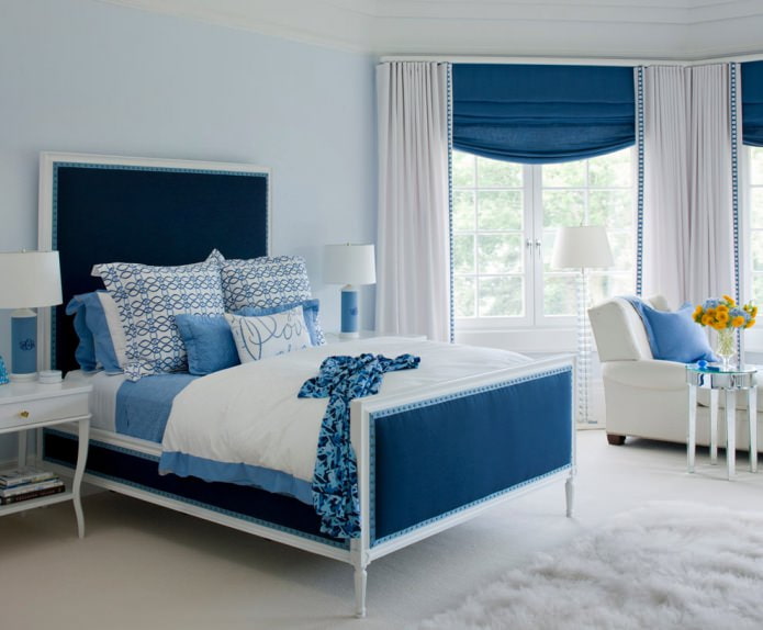Mėlynai mėlynas miegamojo interjeras