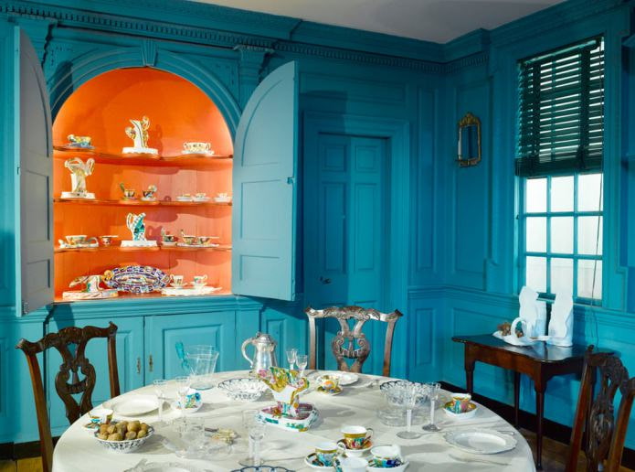 Oranžs un zils klasiskā stila virtuves interjers