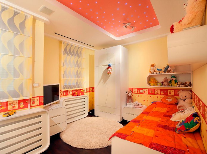 bielo-oranžový strečový strop v detskej izbe