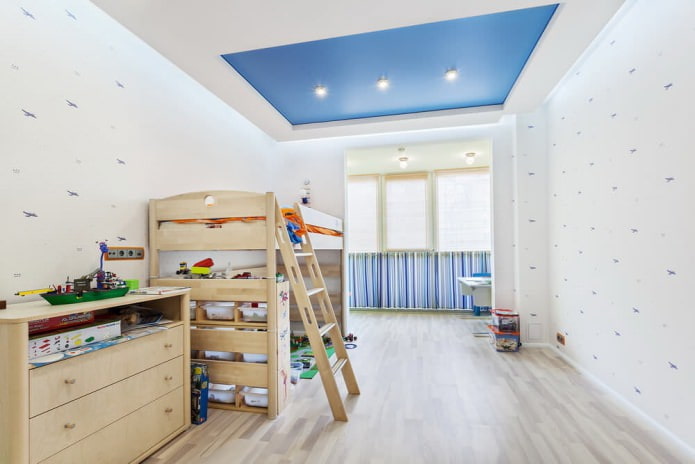 valkoinen ja sininen joustava katto lastenhuoneessa