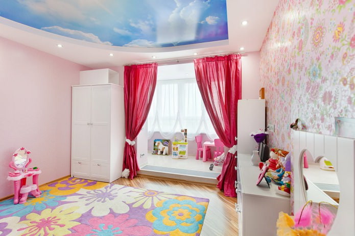 lyserøde gardiner i pigens værelse