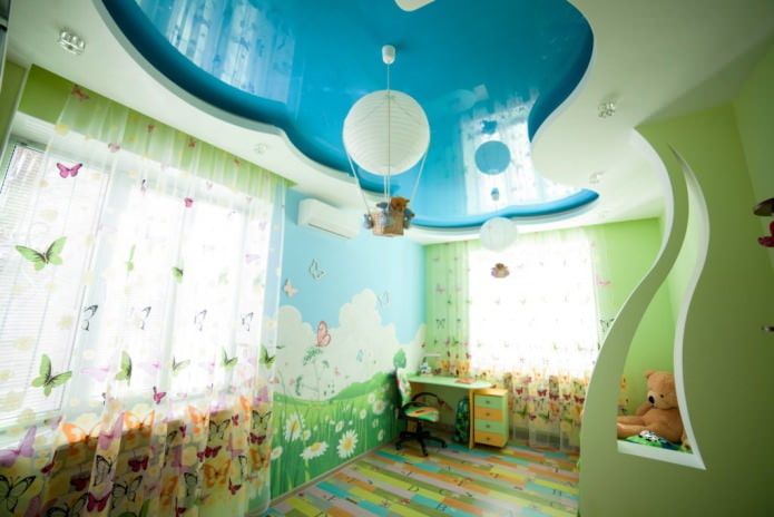plafond tendu à l'intérieur d'une chambre d'enfant