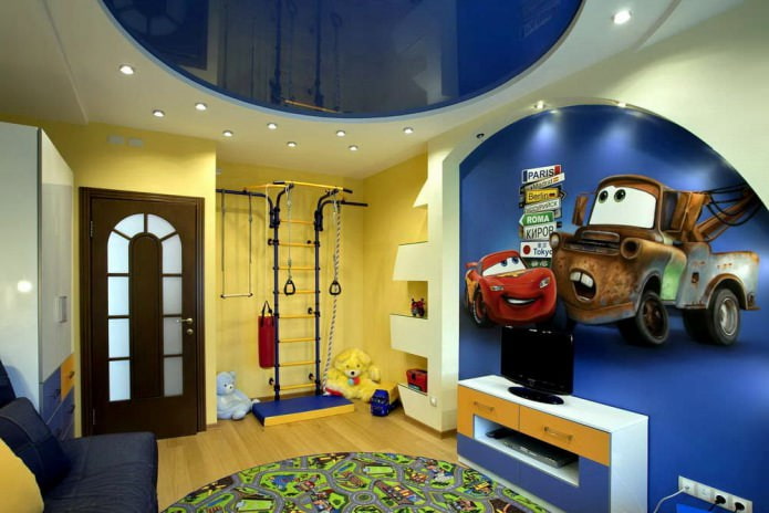 soffitto teso in PVC blu lucido nella stanza dei bambini per un ragazzo