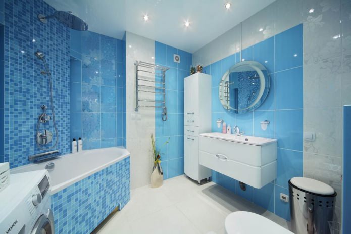 Valkoinen ja sininen kylpyhuoneen sisustus