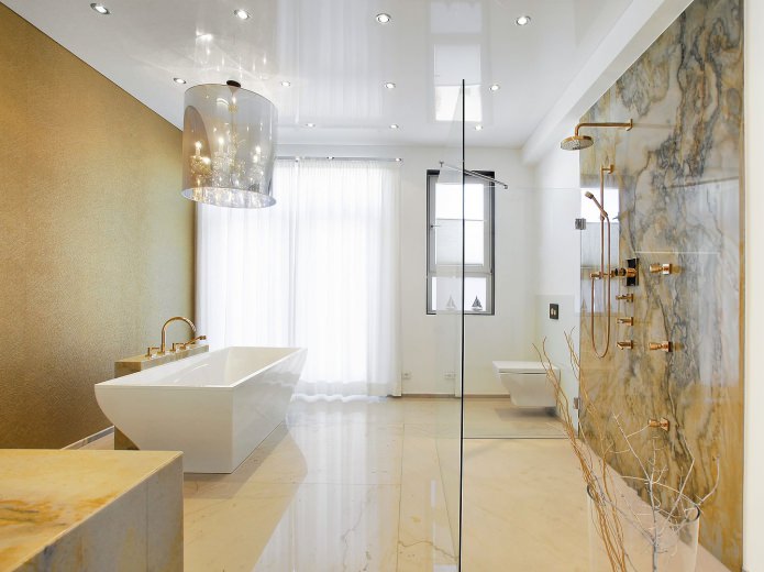 baltos įtemptos lubų konstrukcijos vonios kambaryje