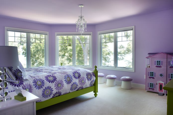 Zaļš un violets guļamistabas interjerā