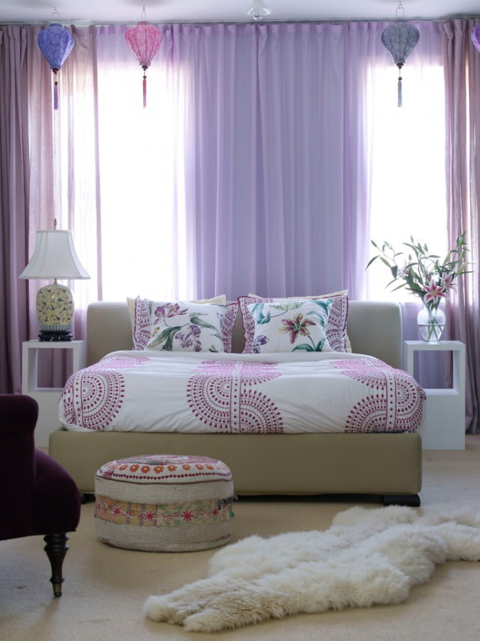 cortines liles a l'interior del dormitori