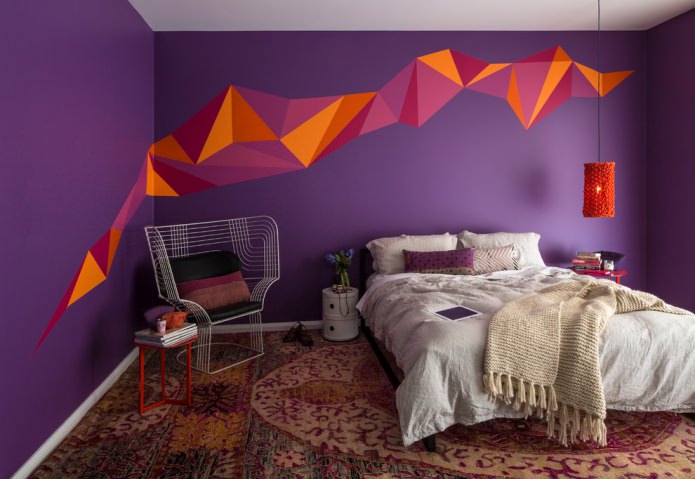 fialová ve výzdobě ložnice
