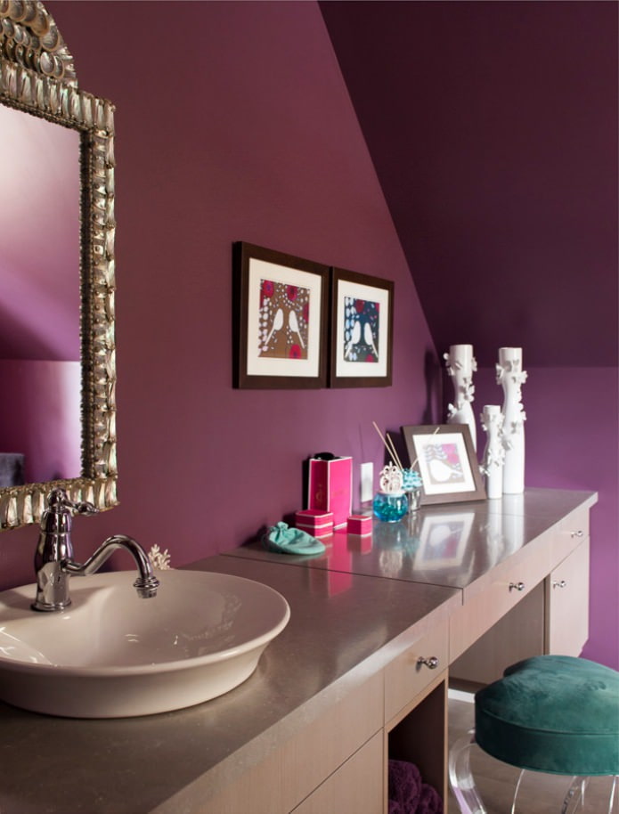 fialové stěny v koupelně