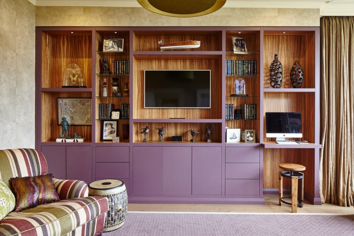 Fialová a hnedá v interiéri obývacej izby