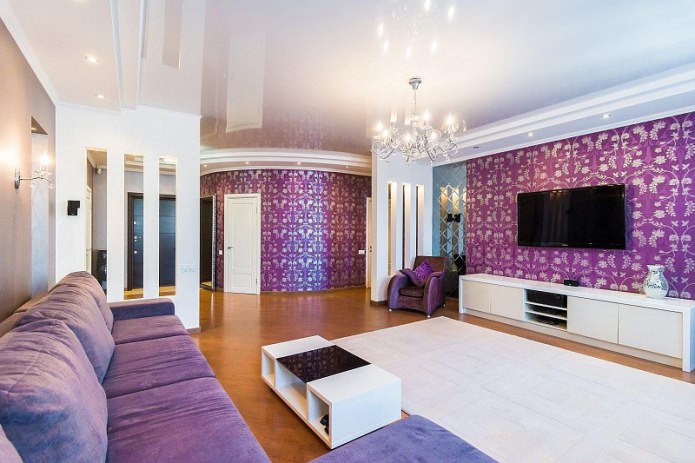 fialové stěny v obývacím pokoji