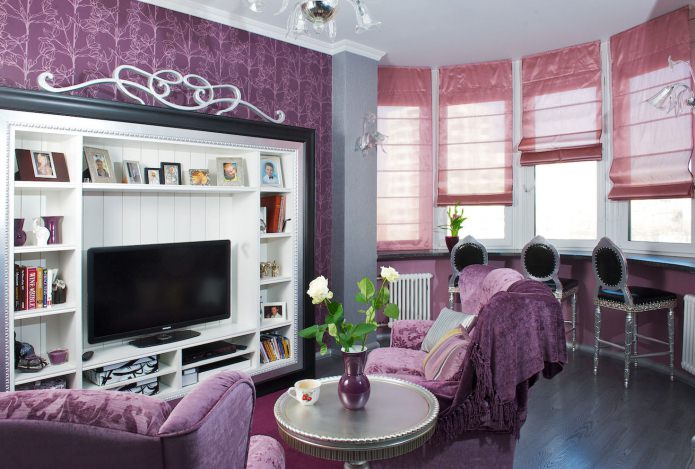 fialová v obývacej izbe s arkierom