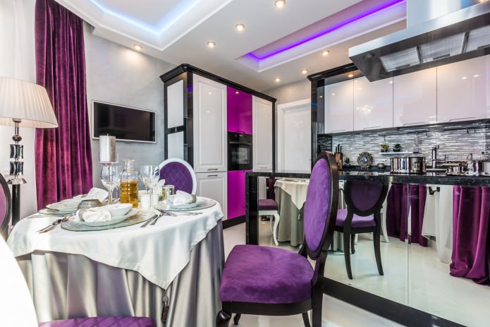 bucătărie în tonuri de alb și violet cu accente negre