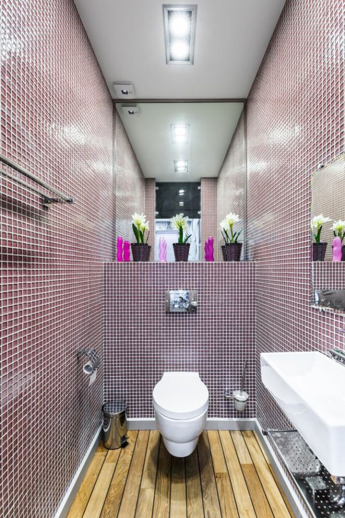 fialová mozaika v kúpeľni