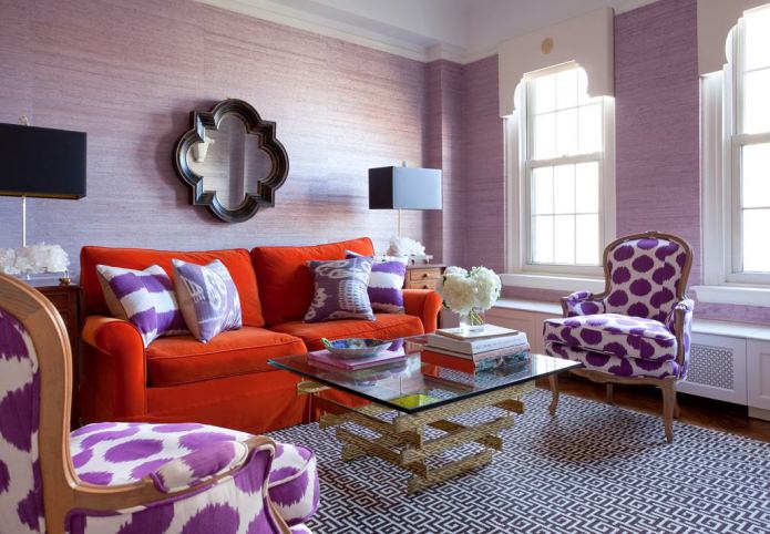 Interiér obývacího pokoje červené a fialové