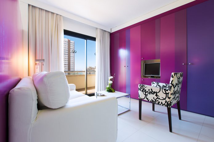 baltas un violetas krāsas kombinācija viesistabā