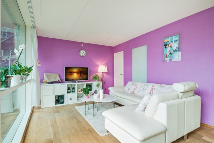 Balta ar violetu krāsu viesistabas interjerā