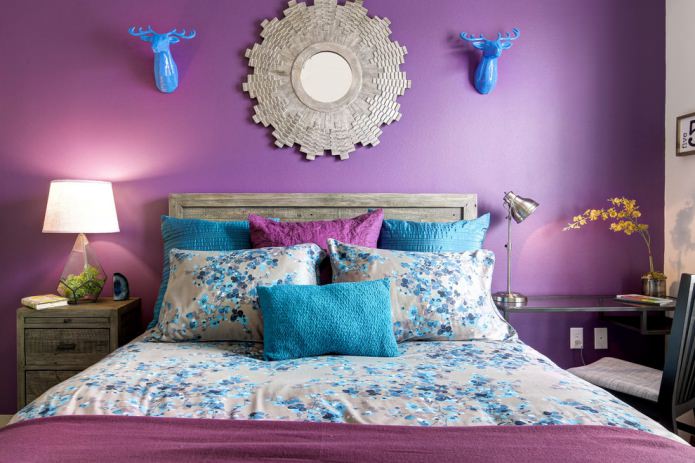 Tirkīza un violets guļamistabas interjerā