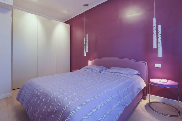 minimalistinen violetti makuuhuone