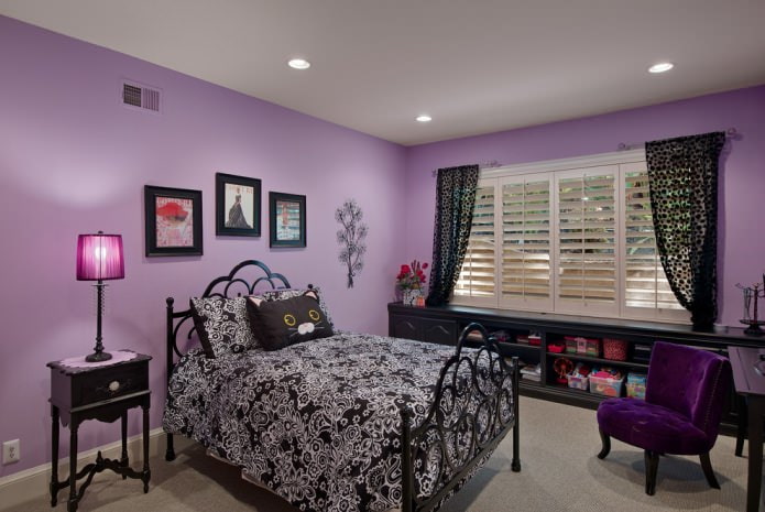 Interior negru și violet al unui dormitor pentru copii