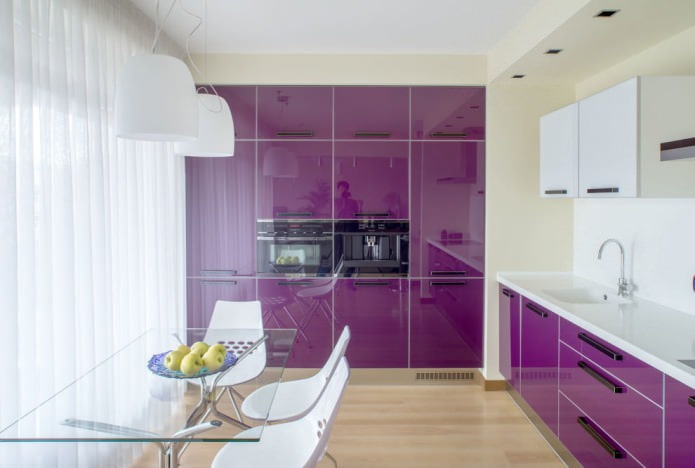 smėlio ir violetinės spalvos virtuvės dizainas