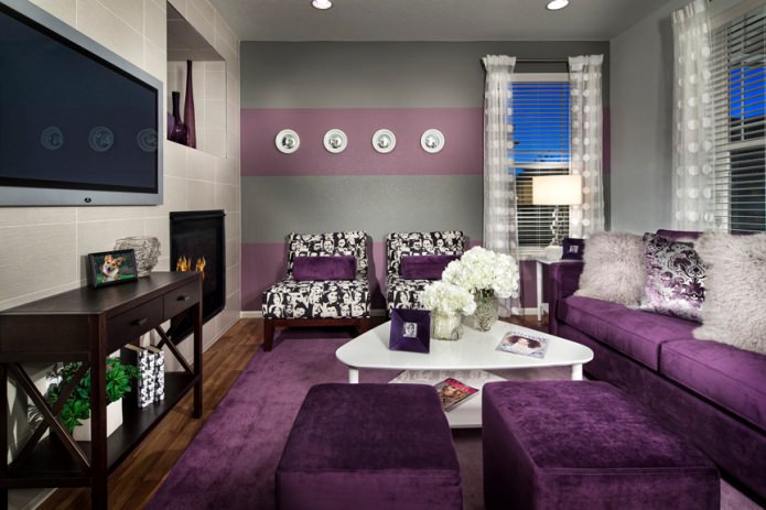 Pilka-violetinė svetainės interjeras