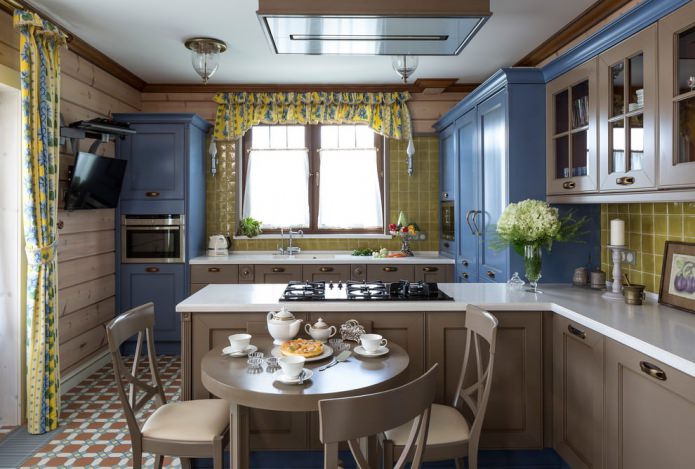 cortines grogues amb estampats a la cuina en estil campestre