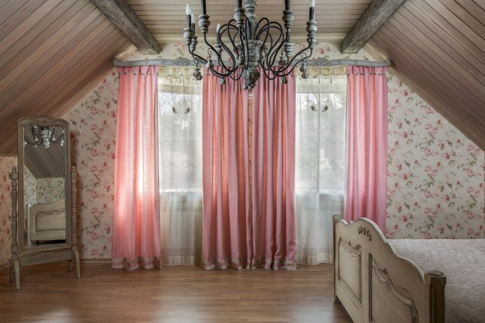 roze gordijnen in een landhuis