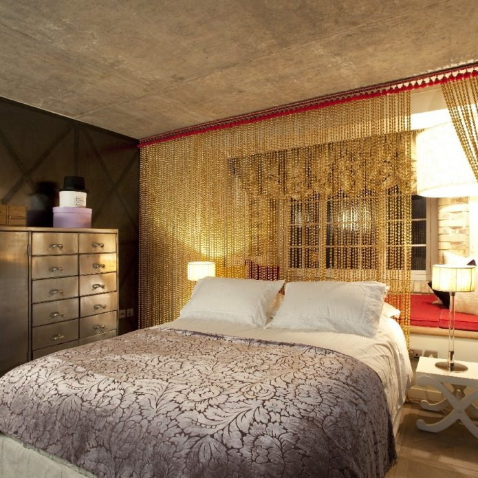 cortines de fil d'or al dormitori