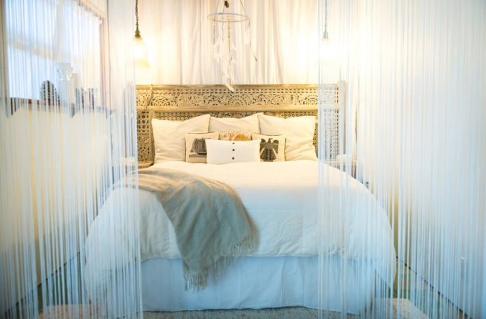 Dormitori amb cortines de filament blanc