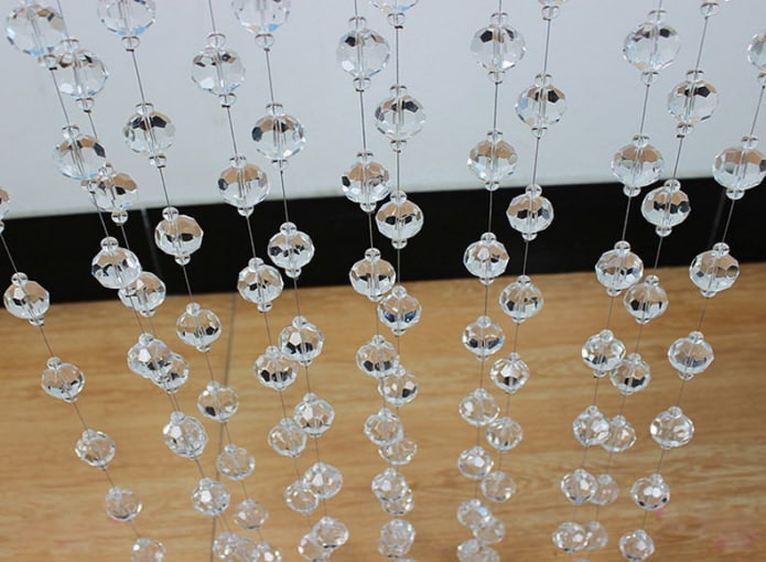 glødetrådsgardiner med gennemsigtige perler