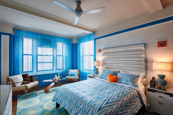 yatak odasında mavi pamuklu perdeler