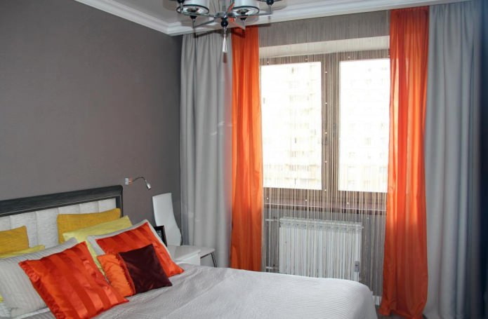 Sypialnia z bawełnianymi zasłonami