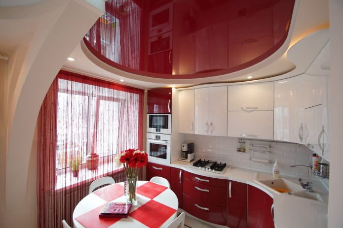 kaksitasoinen punainen katto keittiössä