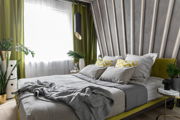חדר שינה עם עיצוב אנכי על הקיר
