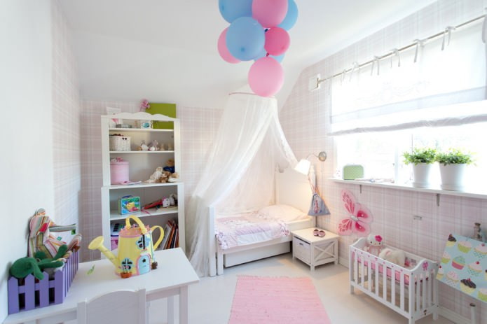 wnętrze sypialni dla dziewczynki w wieku 3-5 lat