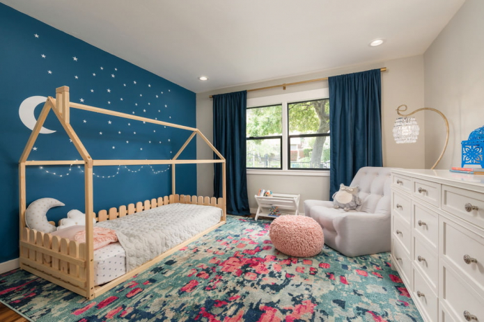 interiér ložnice pro dívku ve věku 3-5 let