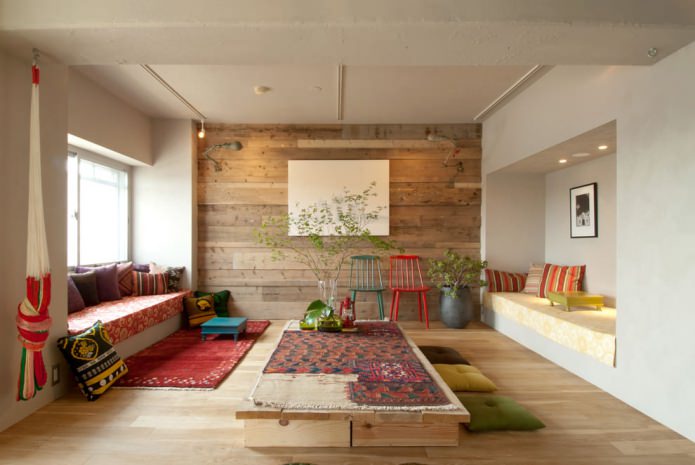 drewniane ściany w salonie