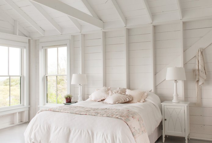 غرفة نوم باللون الأبيض
