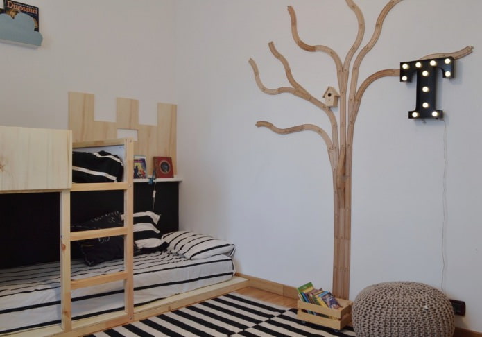 лаконично дърво на стената в детската стая