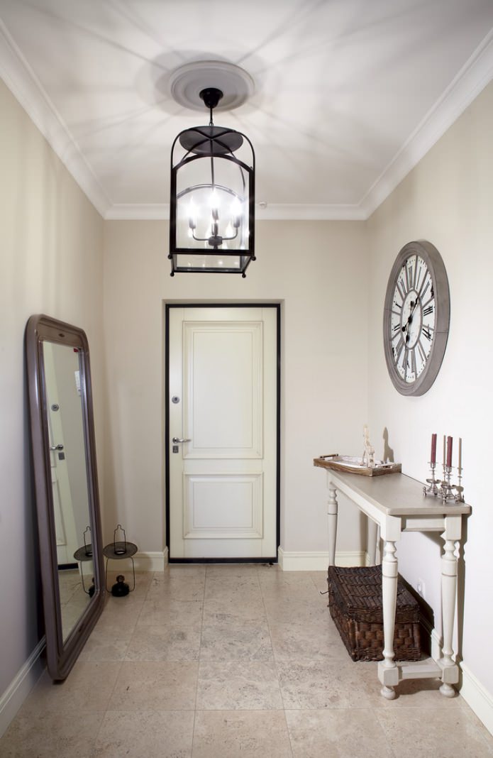 кована таванна лампа в коридора