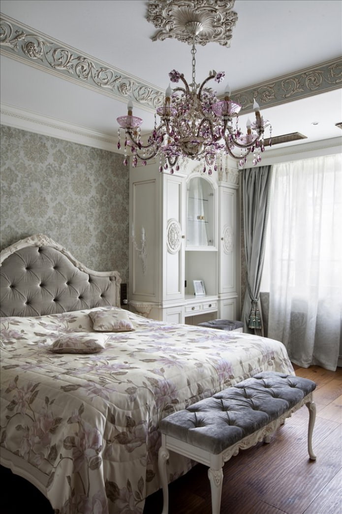 klasický krištáľový luster v spálni