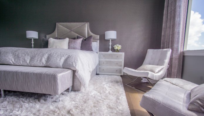 violetit seinät makuuhuoneessa