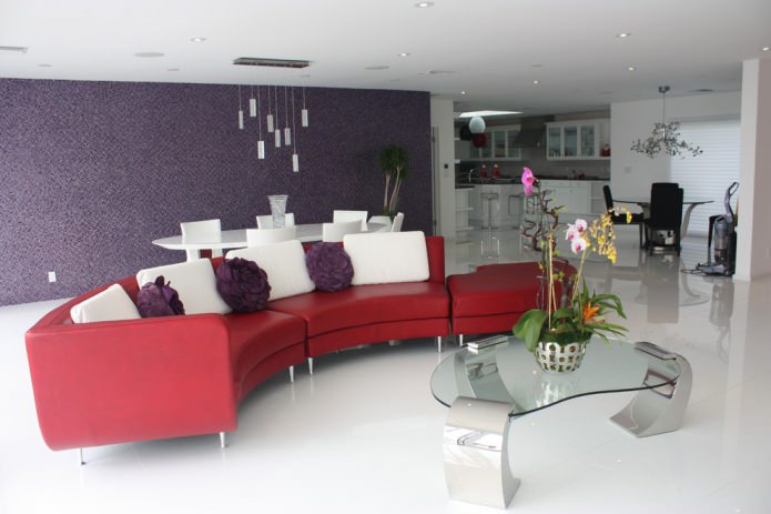 svetainės dizainas su raudona sofa
