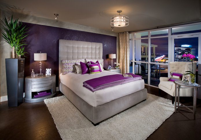 sypialnia z fioletową tapetą