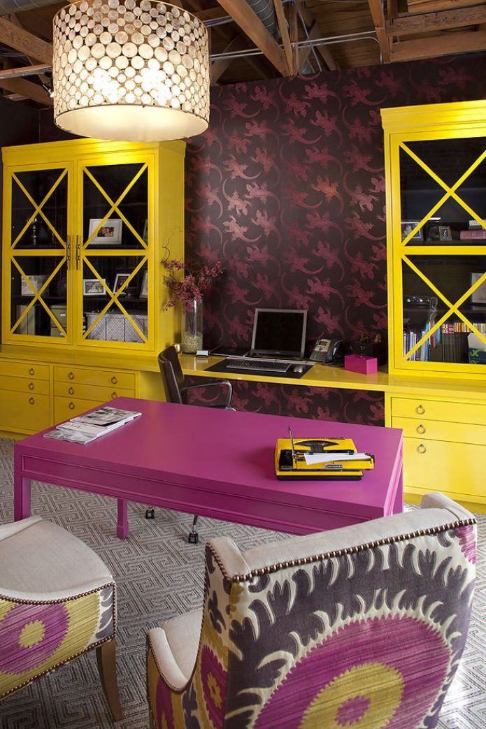 žlto-fialový interiér