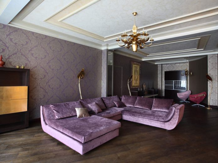 salon z fioletową sofą i tapetą
