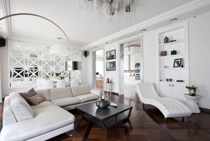 moderná obývacia izba v bielej farbe