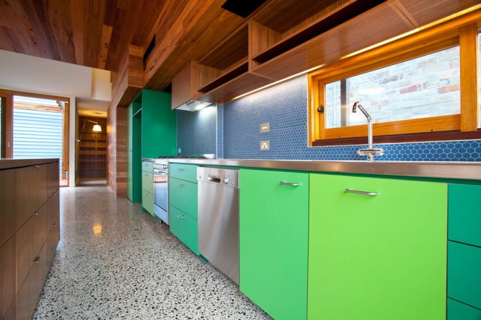 žalių atspalvių virtuvėje